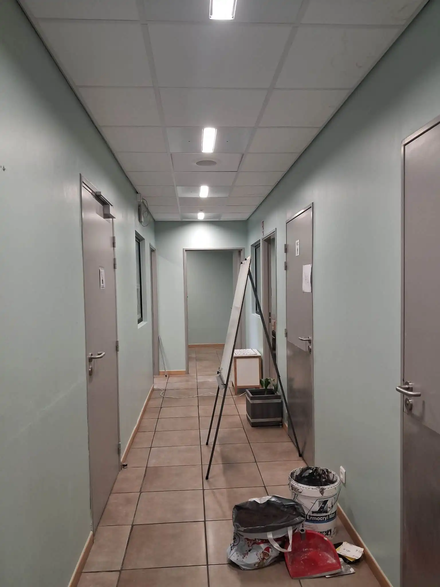 Peinture intérieure - couloir avec mur vert