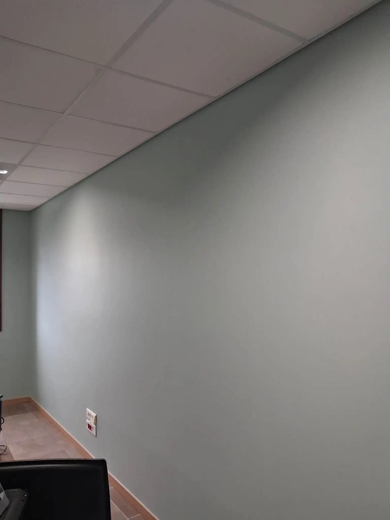 Peinture intérieure - couloir avec mur vert