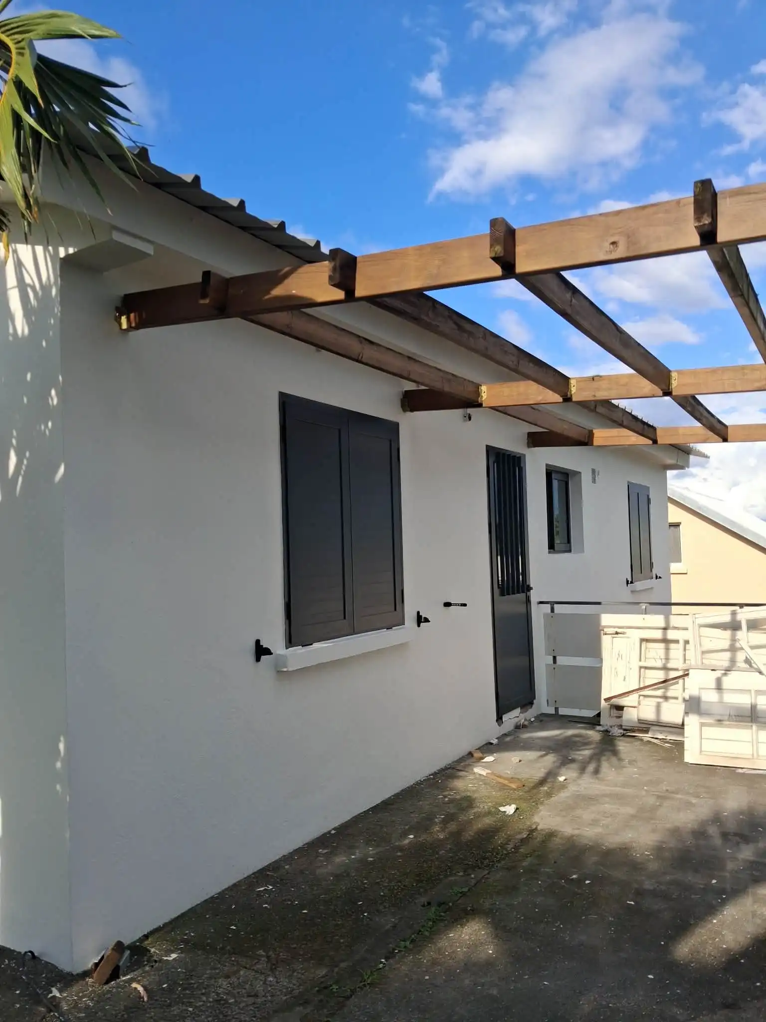 Ravalement de façade - villa ocre